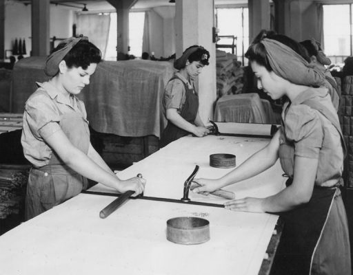 Mujeres confeccionan delantales para cosechas.