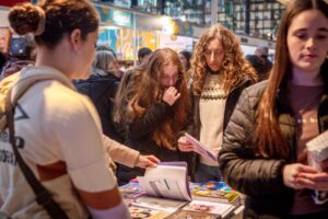 Mengolini, Sietecase, De Luca, editoriales marplatenses, radio en vivo y una Jam silenciosa con Club Latente en el último fin de semana de la Feria del Libro
